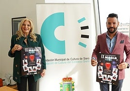 La edil Aurora Cienfuegos y José Armas, mago y organizador del certamen.