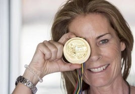 Theresa Zabell, con la medalla olímpica de Barcelona 92.