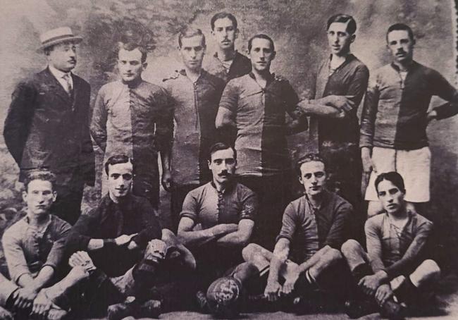 Stadium Avilesino de 1916. Forman en él tres jugadores que también lo hacían con el equipo de Salinas. Son Julio Laserna, Adolfo Buylla y Vicente Buylla, tercero, cuarto y sexto, de pie por la izquierda.