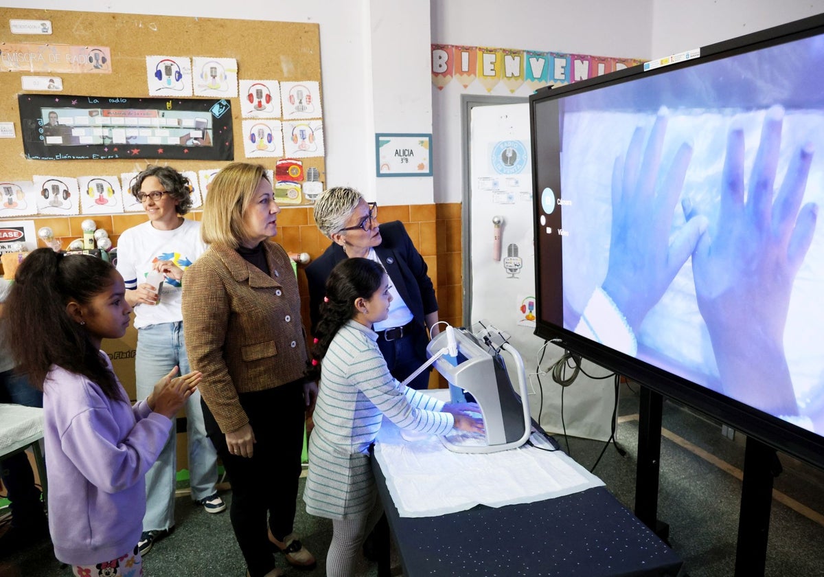 Una cámara de rayos ultravioleta para enseñar a los niños cómo lavarse las manos