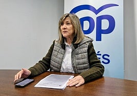 Esther Llamazares criticó en rueda de prensa la gestión de subvenciones y contratos del Ayuntamiento de Avilés.