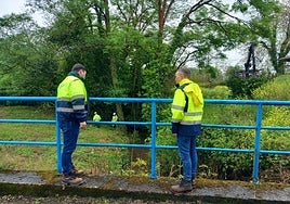 Iván Fernández y Jorge Suárez supervisando los trabajos.