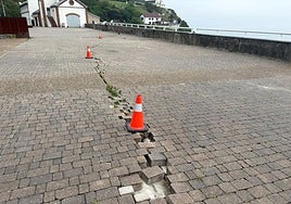 Las grietas del paseo de la playa de Arnado, señalizadas con conos.