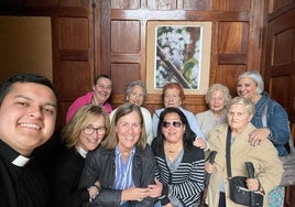 Steven es el párroco de las dos Peñamellera. En la foto, posa con algunas de sus feligresas.