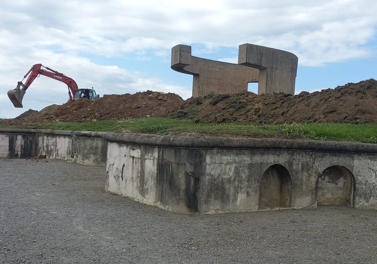 Imagen principal - Vista parcial del centro de interpretación de la batería alta del Cerro de Santa Catalina, en Gijón. Arriba, dos imágenes de la acción de la excavadora ante el 'Elogio del Horizonte', cuyo acceso está cortado.