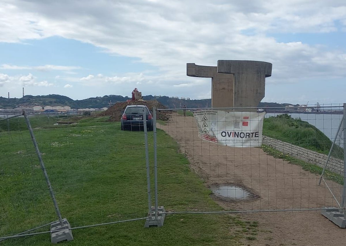 Imagen secundaria 1 - Vista parcial del centro de interpretación de la batería alta del Cerro de Santa Catalina, en Gijón. Arriba, dos imágenes de la acción de la excavadora ante el 'Elogio del Horizonte', cuyo acceso está cortado.