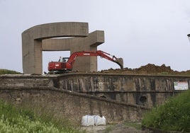 La excavadora levanta la tierra que cubre las casamatas del Cerro de Santa Catalina en Gijón.