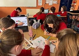 Un grupo de alumnas trabaja en equipo con el chrombook en el colegio Virgen Reina de Gijón.