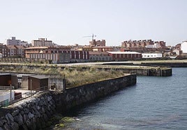 Franja litoral de Naval Gijón, cuya propiedad el Ayuntamiento reclama al Puerto.