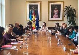 La delegada del Gobierno, Adriana Lastra, encabeza la reunión en la que participaron también representantes de la Guardia Civil, la Policía Nacional, la Fiscalía de Menores y la Consejería de Derechos Sociales.
