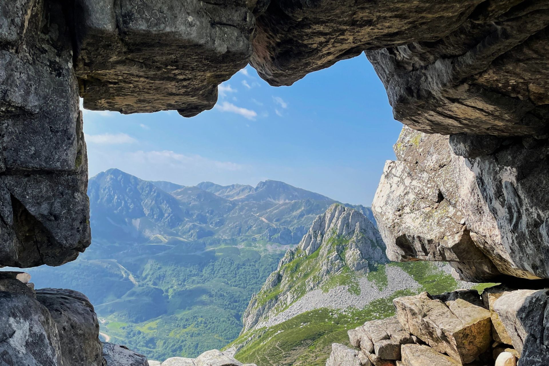 Imagen principal - La ruta de 2 días al Alto Aller lo tiene todo: bosques, crestas, senderos montunos, paisaje, foces, brañas, puertos... 38 kilómetros de trekking para disfrutar de una zona muy desconocida de Asturias.