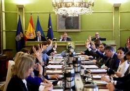 Los ediles populares alzan la mano durante una de las votaciones en el Pleno municipal.
