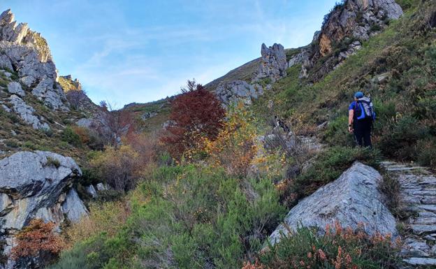 El trekking discurre por un terreno salvaje en el que además de buenos paisajes y rincones especiales se puede atisbar numerosa fauna, etnografía y cultura de monte a raudales.