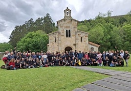 Los cien participantes en la campaña de Personas sin Hogar de Cáritas junto a la iglesia de San Salvador de Valdediós
