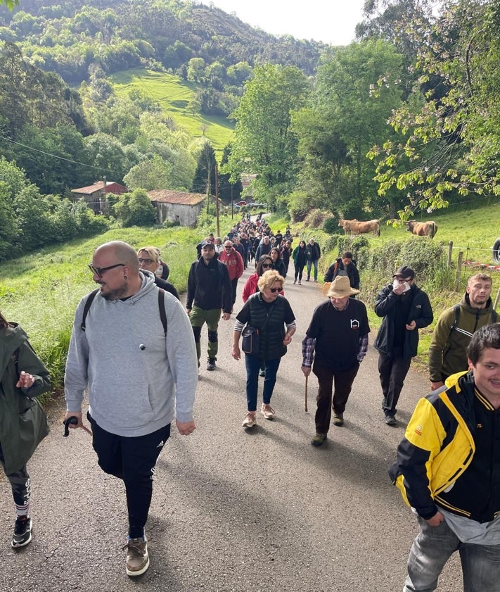 Imagen secundaria 2 - Los cien peregrinos de Cáritas durante su paso por la ruta jacobea de Valdediós y a su llegada al conjunto monacal maliayo.
