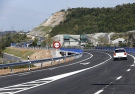 Vehículo circulando por el acceso a la ZALIA desde La Peñona.