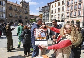 Acto de visibilidad celebrado la mañana de este miércoles en la Plaza de España de Avilés.