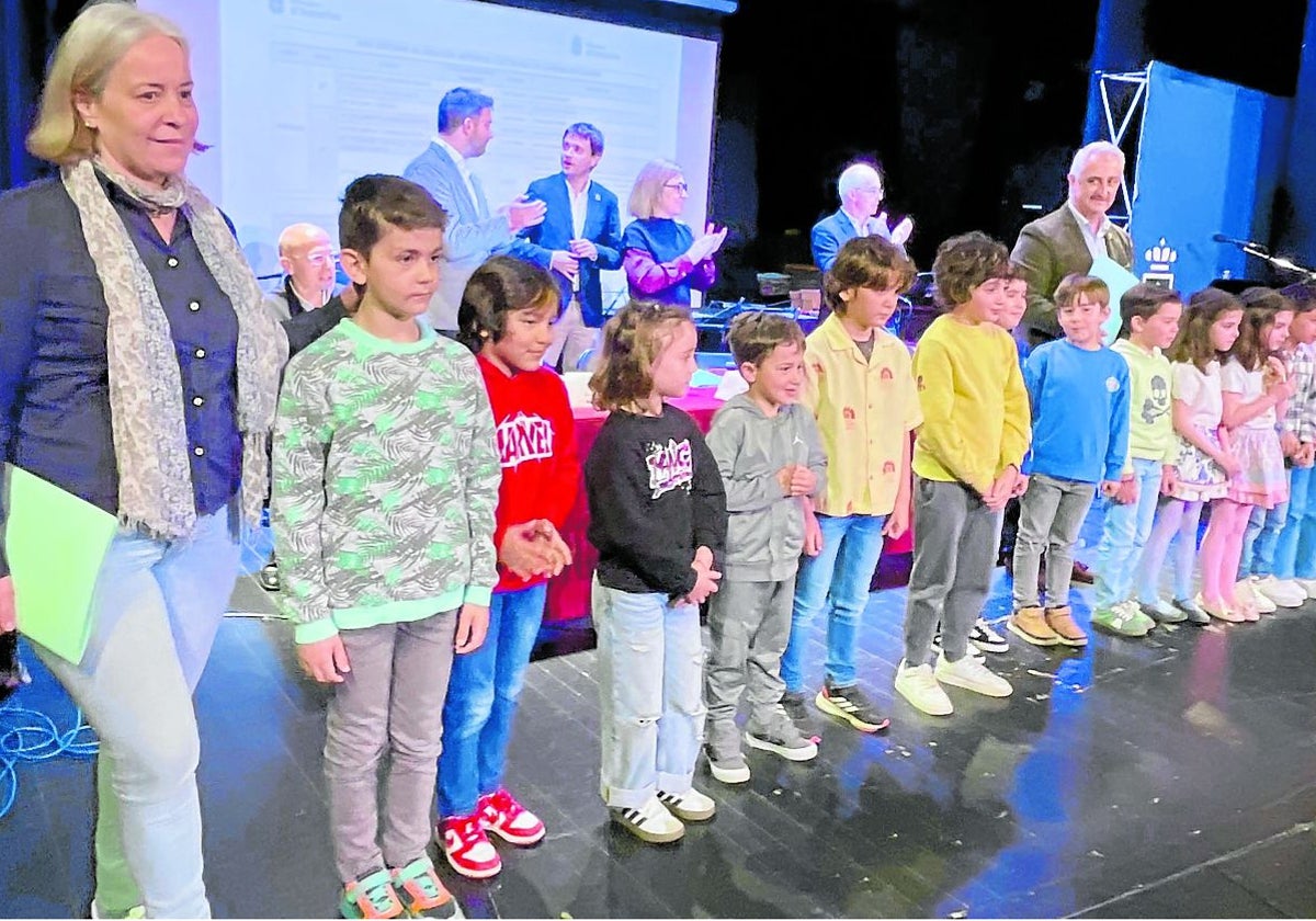 Algunos escolinos y escolines ganadores de los certámenes organizados con motivo de la Selmana de les Lletres Asturianes, en el acto de Candás.
