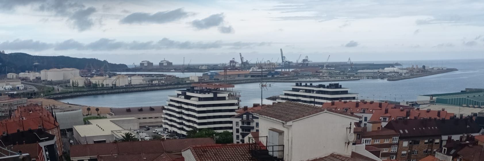 IU pide al Ayuntamiento y al Puerto de Gijón que «no se enroquen en un 'cascayu' en El Natahoyo»
