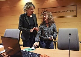 Mercedes de Soignie y Mercedes Fuertes, antes del comienzo de la charla.