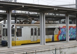 Uno de los trenes e la línea Gijón-Laviana grafiteado