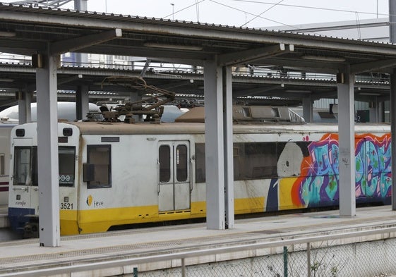 Uno de los trenes e la línea Gijón-Laviana grafiteado