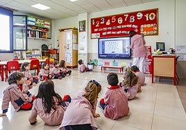 Alumnos de Educación Infantil en un aula del colegio Corazón de María, en Gijón.