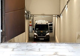 El furgón de la Guardia Civil que trasladó al matrimonio a la cárcel de Asturias la semana pasada.