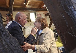 Nicolás de Abajo conversa con Pilar Varela, que fue alcaldesa de Avilés y directora del SEPEPA, en el Espacio Maqua.