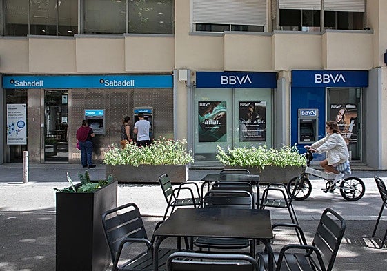 Dos oficinas de Banco Sabadell y BBVA.