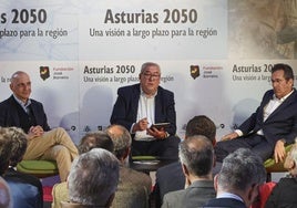 Nicolás de Abajo, coordinador mundial de centros I+D+i de Arcelor Mittal, el periodista José María Urbano y Orlando Alonso, presidente ejecutivo de Windar Renovables.