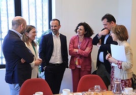 Diego Oliveira, María Calvo, Manuel Gómara, Pilar Martínez, Emilio Ovies y Susana D. Tejedor, antes de comenzar la mesa redonda.