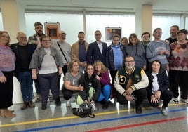 La gran familia que han creado los fotógrafos de Asemeyando junto al personal y usuarios del CAI de Pando en la exposición.