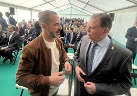 Ángel García y Alfredo Canteli, alcaldes de Siero y Oviedo, conversan en una imagen reciente.