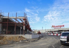 Las obras de ampliación del hipermercado de Alcampo en Gijón.