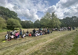 El legado de los escolares de Infantil de Pola de Siero: plantan abedules en el parque periurbano