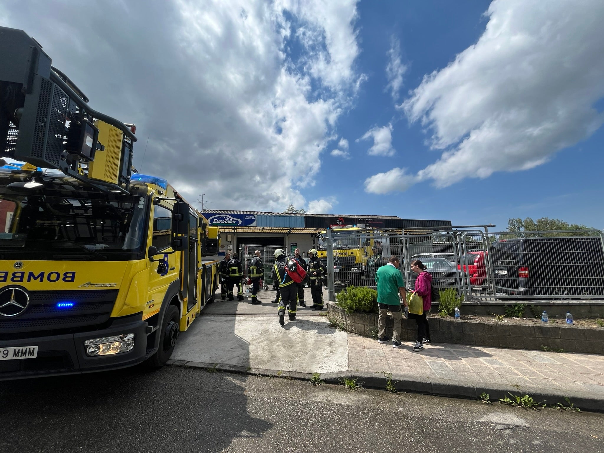 Arde un taller en Noreña, al lado del centro urbano de El Berrón: «El fuego se inició en la zona de pintura y salimos corriendo»