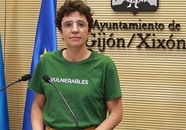 La concejala de IU Noelia Ordieres, durante una comparecencia en la sala de prensa del Ayuntamiento de Gijón.