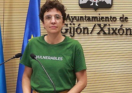 La concejala de IU Noelia Ordieres, durante una comparecencia en la sala de prensa del Ayuntamiento de Gijón.