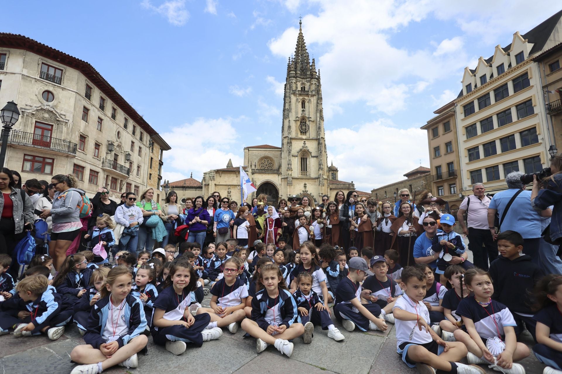Fotos: Los alumnos del colegio Amor de Dios, de peregrinos del Camino de Santiago