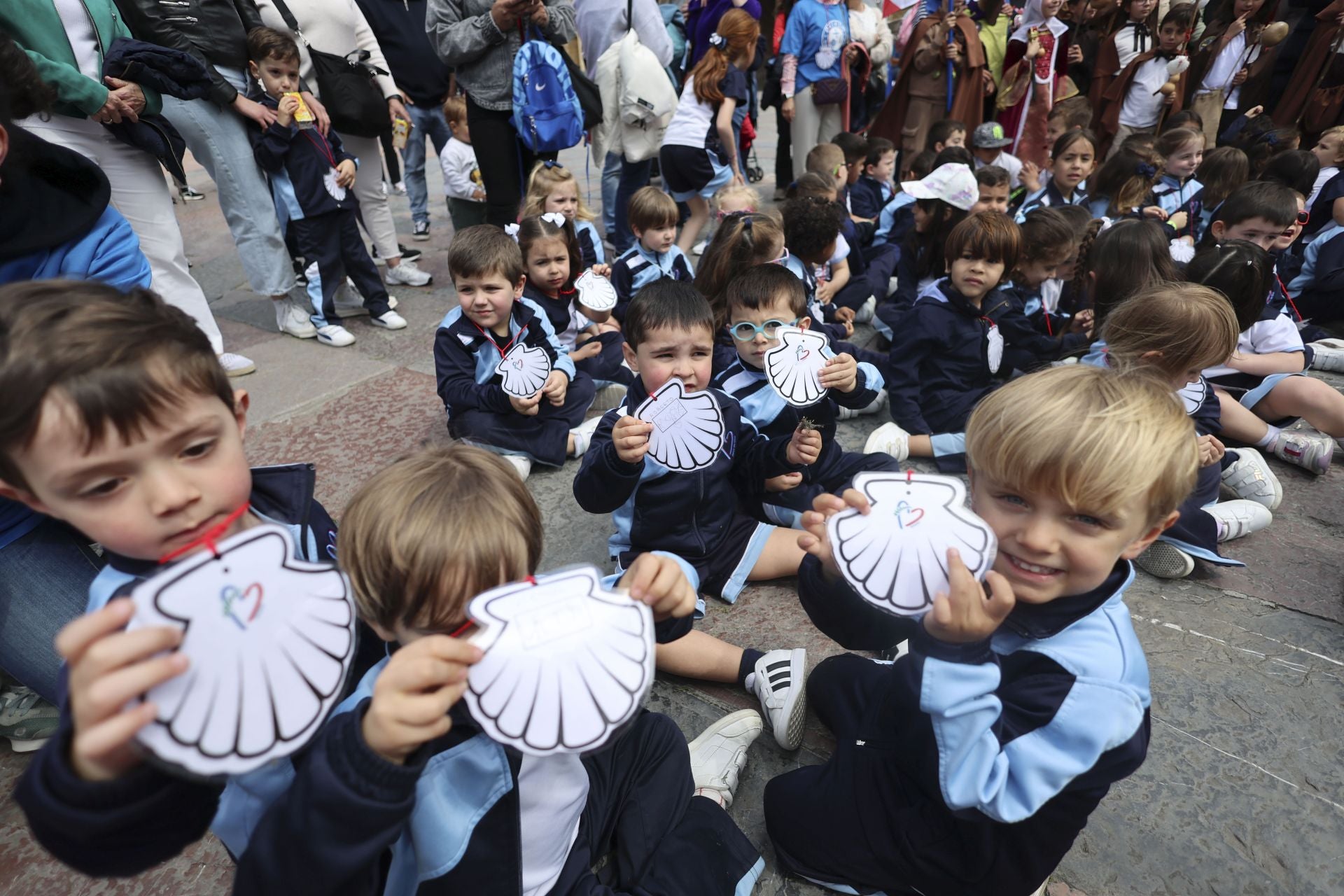 Fotos: Los alumnos del colegio Amor de Dios, de peregrinos del Camino de Santiago