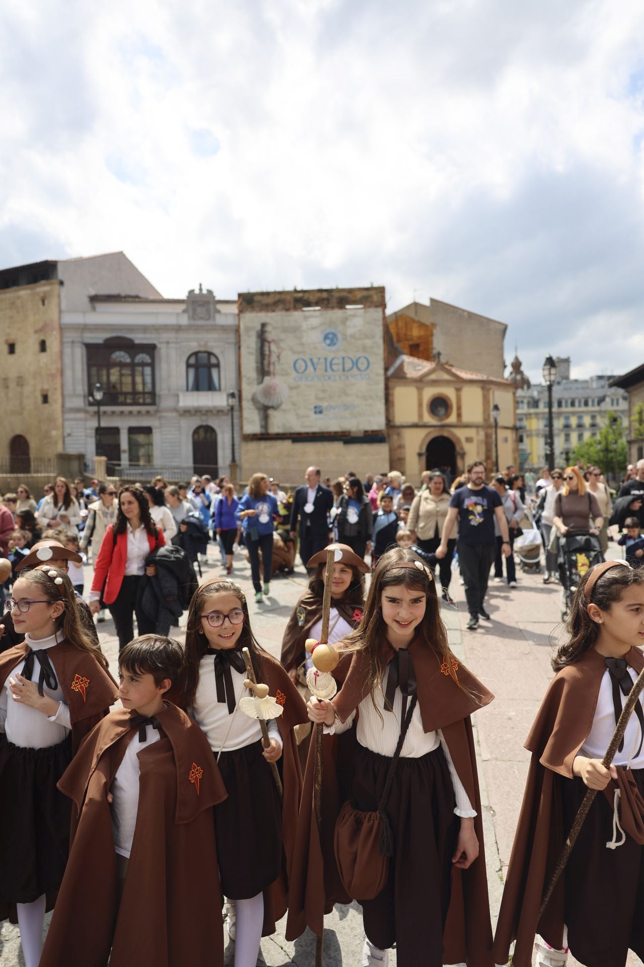 Fotos: Los alumnos del colegio Amor de Dios, de peregrinos del Camino de Santiago