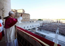 León XIV, el nuevo Papa, saluda a los fieles.