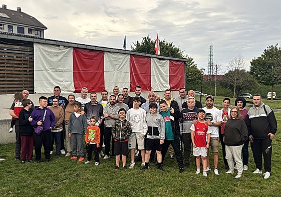 Reunión de algunos de los 300 integrantes de la asociación vecinal San Juan Bautista, delante de su sede, en el parque de La Solidaridad.