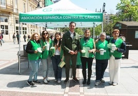 Jorge González-Palacios y Teresa Sánchez, con varias voluntarias de la AECC en la mesa del paseo de Begoña en Gijón.