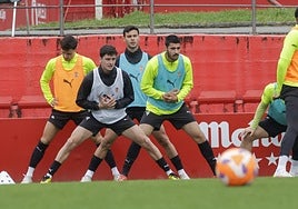 Gaspar, Diego, Dotor y Aarón, durante el entrenamiento de ayer en Mareo.