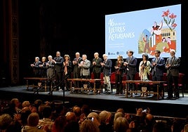 Los académicos de la Llingua y los nuevos miembros saludan al público que llenó las butacas del Campoamor.