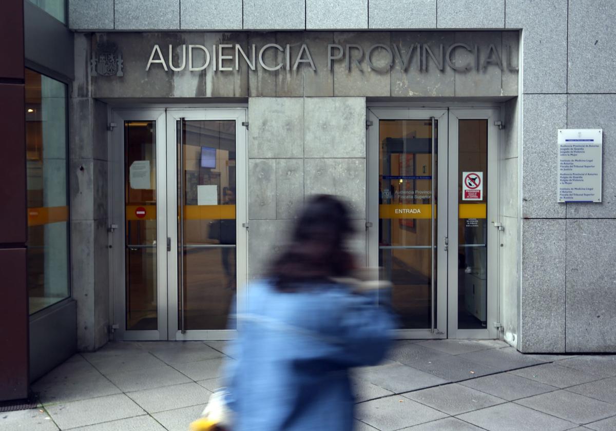 Acepta dos años y medio de cárcel por golpear a su expareja en Avilés con una mancuerna