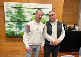 El alcalde de Siero, Ángel García, con el edil responsable del agua, Pergentino Martínez, este viernes.
