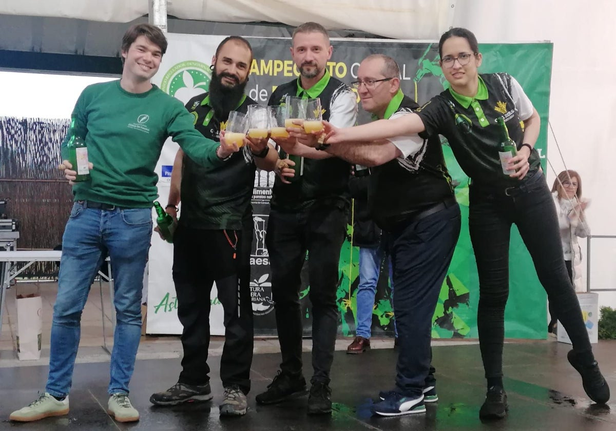 Antonio Sorca vence en la parada del campeonato regional de escanciadores en Santolaya